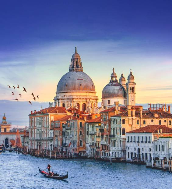 Venice,During,Sunset,With,Gondola